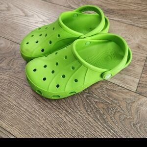 CROCS Kids Classic Clogs in Lime Green BOYS 5- Womens 7